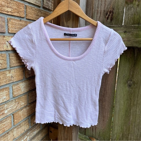 Abercrombie & Fitch Tops - Abercrombie & Fitch Light Pink Ribbed Lettuce Hem Scoop Neck Baby Tee
